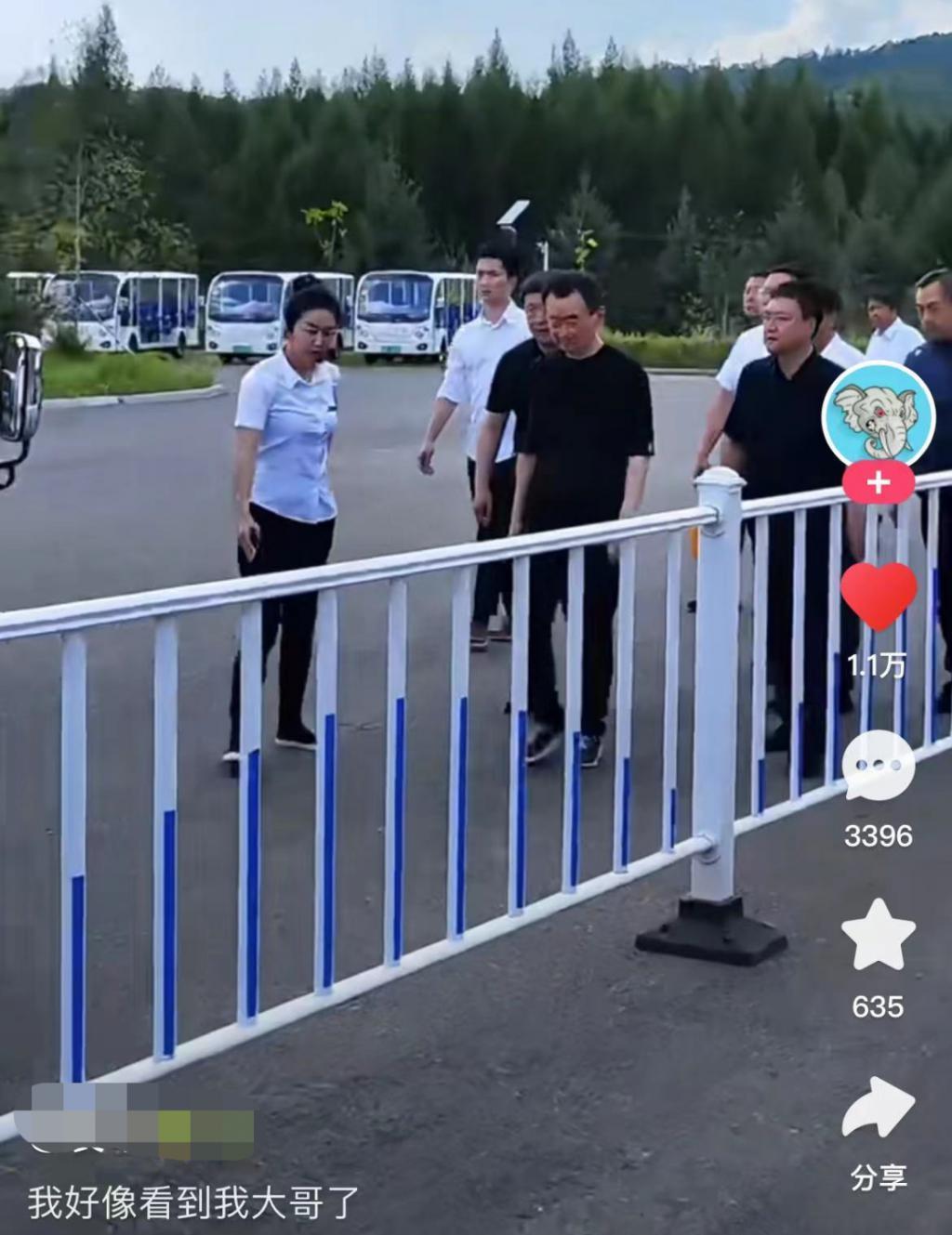 王健林现身被指暴瘦,近十人保驾护航,乘车模样憔悴打扮朴素