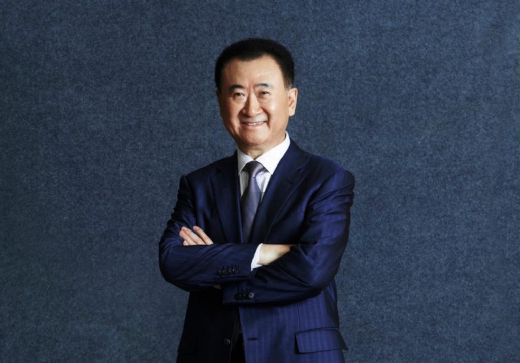 王健林现身被指暴瘦,近十人保驾护航,乘车模样憔悴打扮朴素