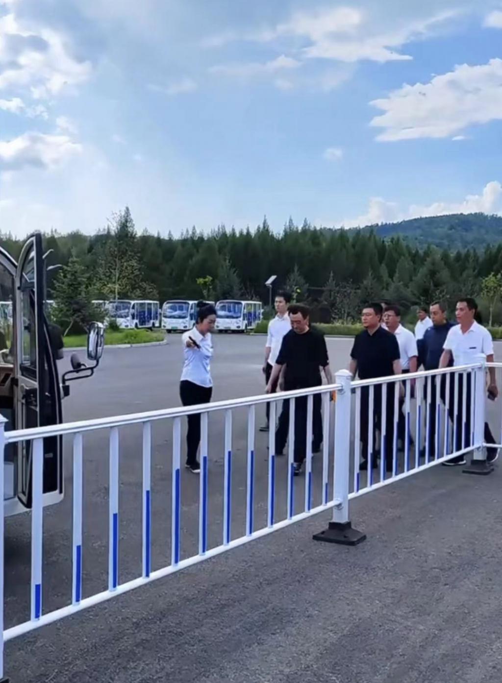 王健林现身被指暴瘦,近十人保驾护航,乘车模样憔悴打扮朴素