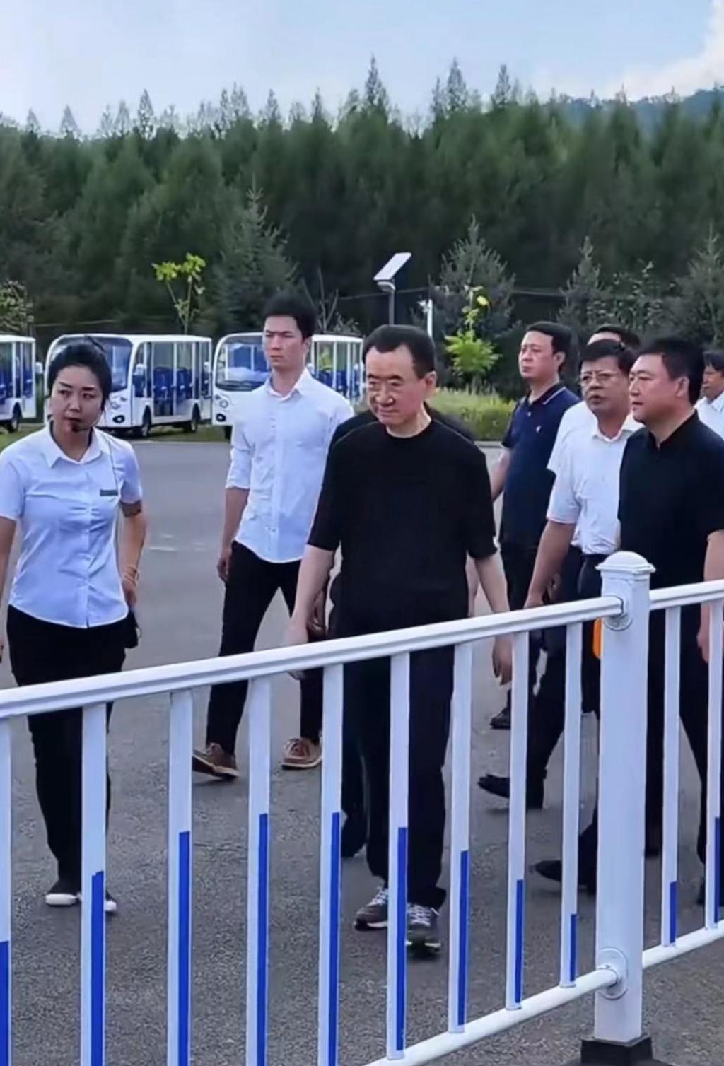 王健林现身被指暴瘦,近十人保驾护航,乘车模样憔悴打扮朴素
