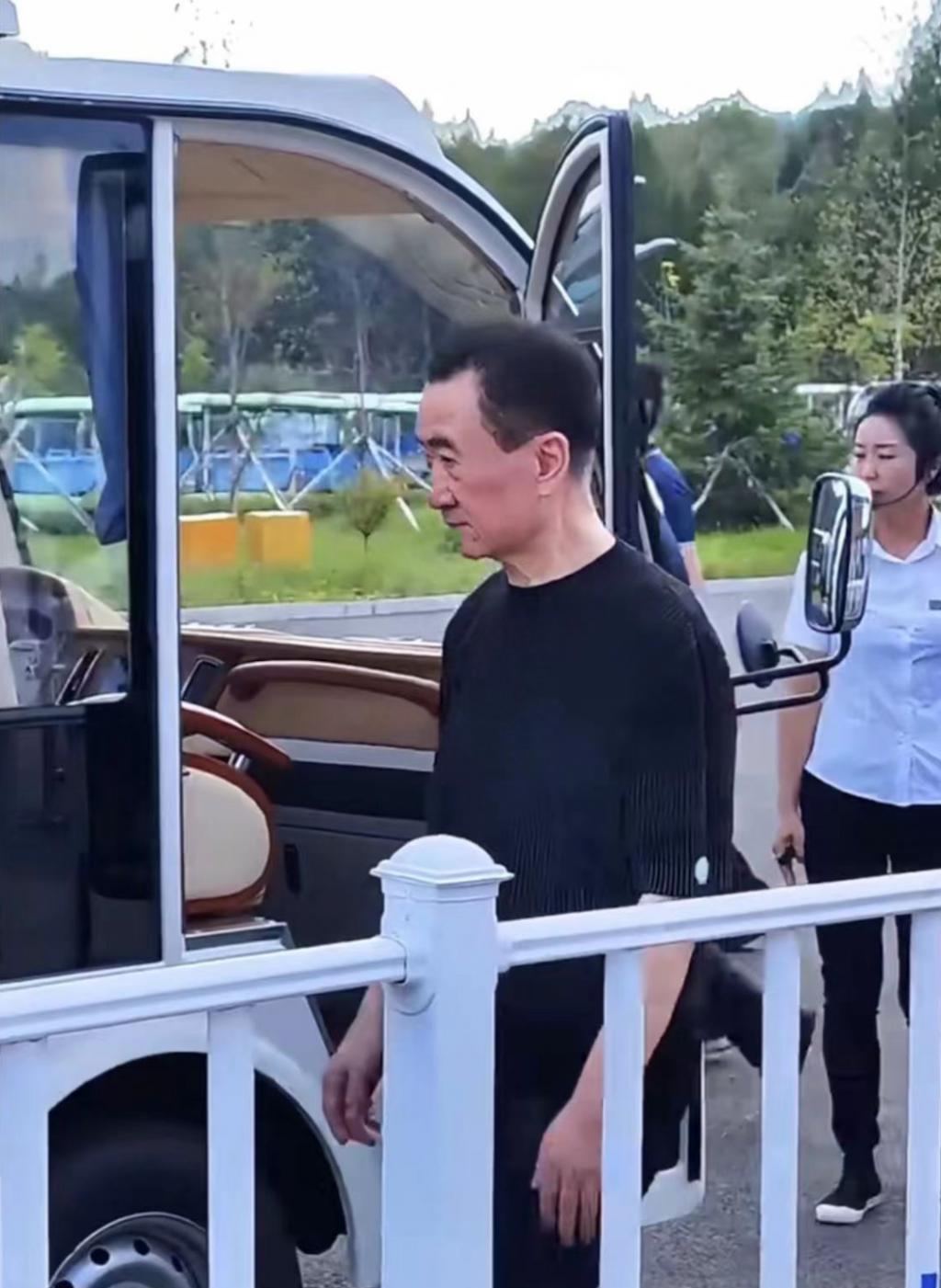 王健林现身被指暴瘦,近十人保驾护航,乘车模样憔悴打扮朴素