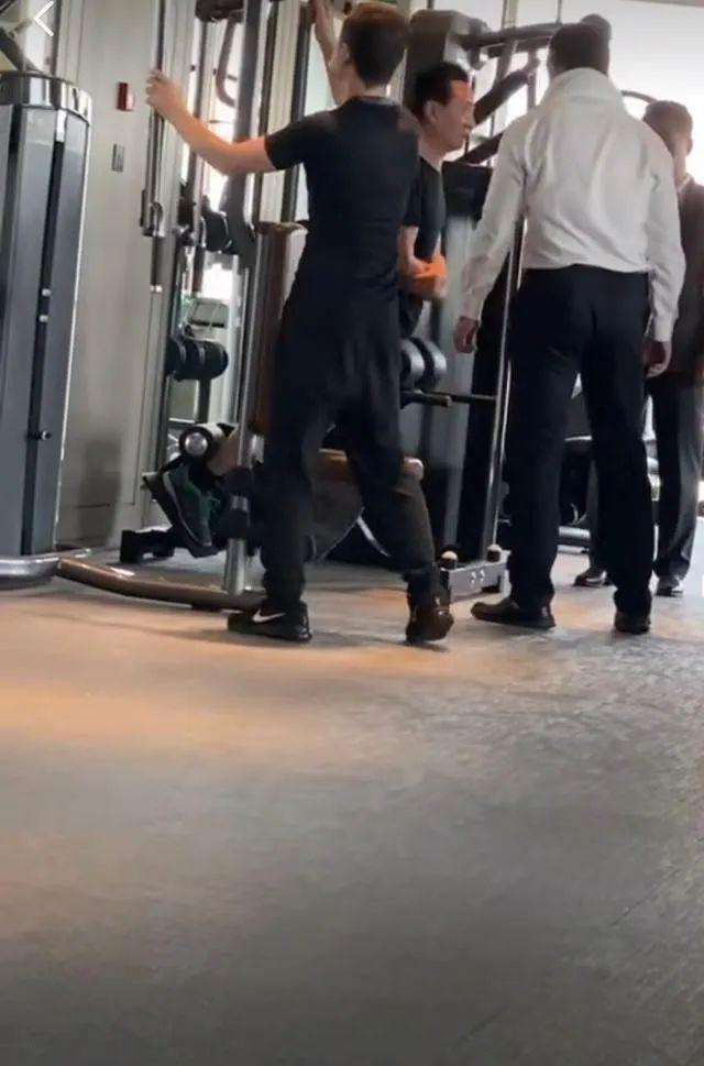 王健林现身被指暴瘦,近十人保驾护航,乘车模样憔悴打扮朴素