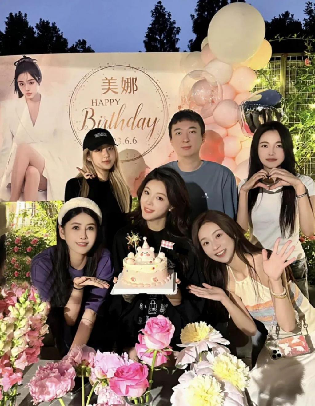 王健林现身被指暴瘦,近十人保驾护航,乘车模样憔悴打扮朴素