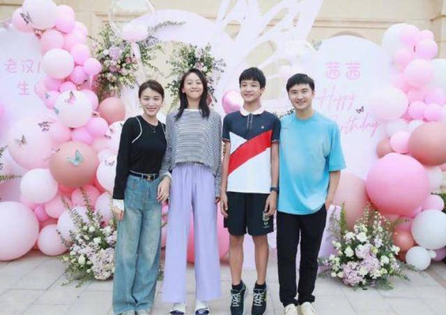 田亮女儿近照曝光，森碟高挑纤细成运动少女，踮脚搞怪超可爱