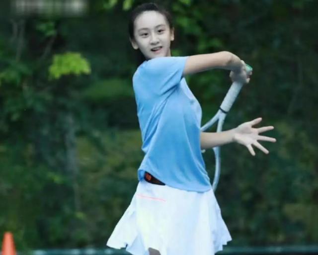 田亮女儿近照曝光，森碟高挑纤细成运动少女，踮脚搞怪超可爱