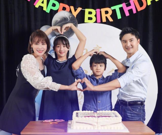 田亮女儿近照曝光，森碟高挑纤细成运动少女，踮脚搞怪超可爱