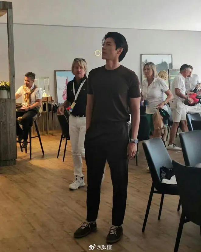 玄彬瑞士出席活动，被众女星抢着一起合影，留背头很帅气