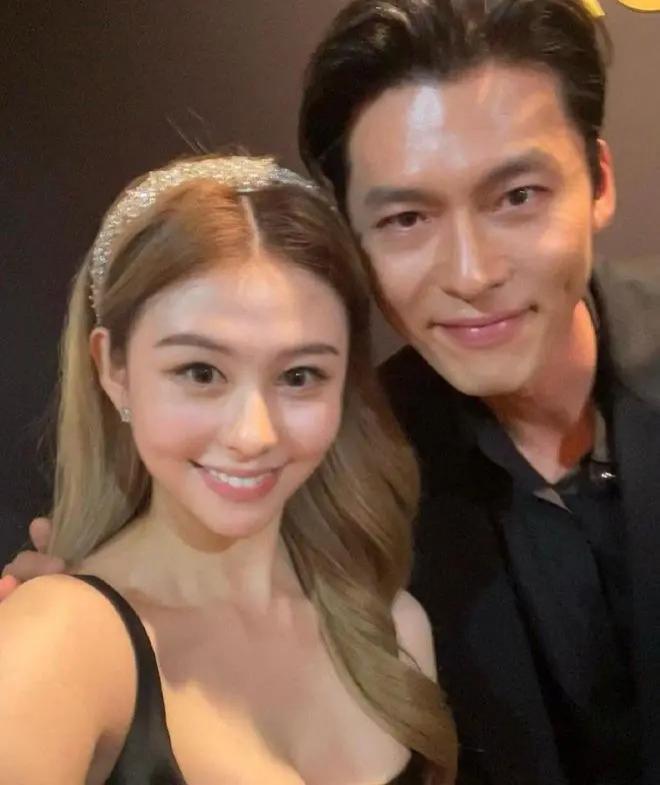 玄彬瑞士出席活动，被众女星抢着一起合影，留背头很帅气