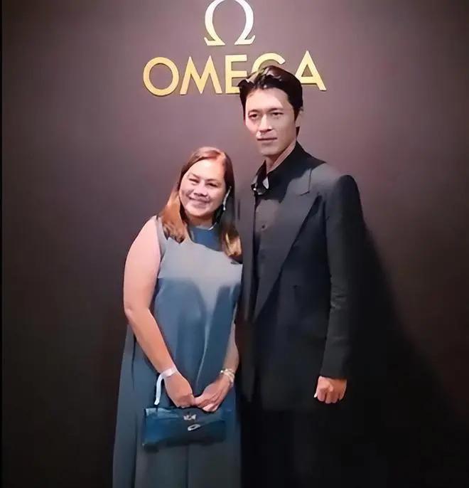 玄彬瑞士出席活动，被众女星抢着一起合影，留背头很帅气