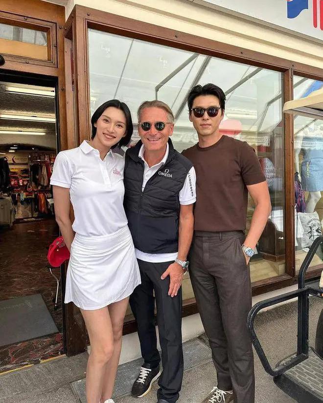 玄彬瑞士出席活动，被众女星抢着一起合影，留背头很帅气