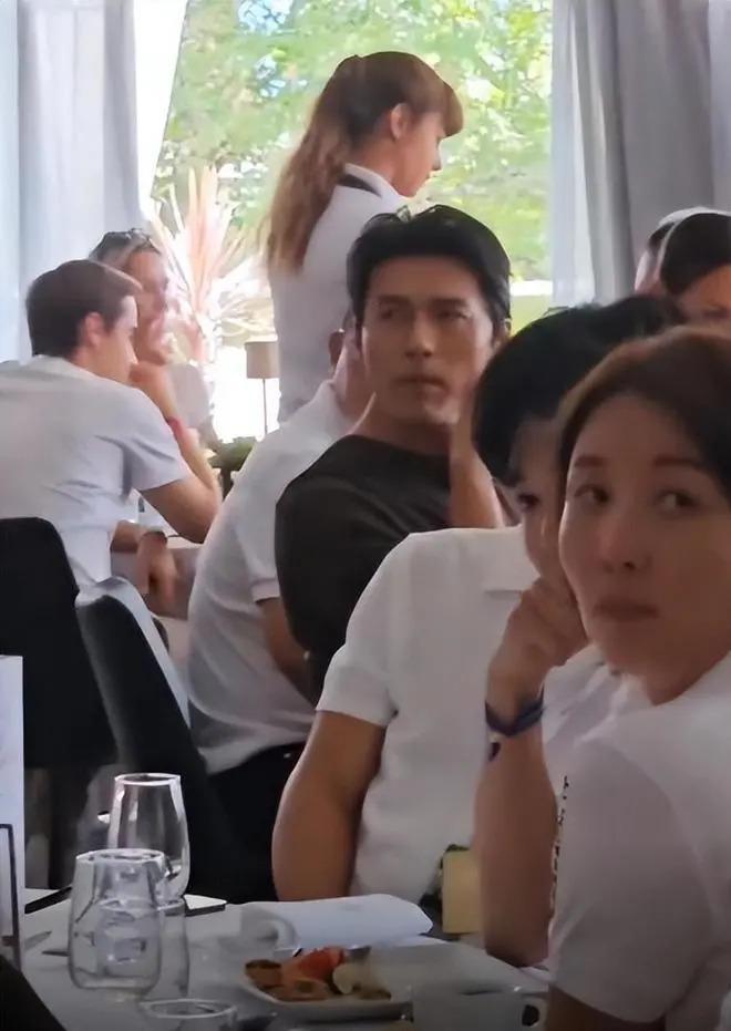 玄彬瑞士出席活动，被众女星抢着一起合影，留背头很帅气