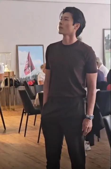 玄彬瑞士出席活动，被众女星抢着一起合影，留背头很帅气