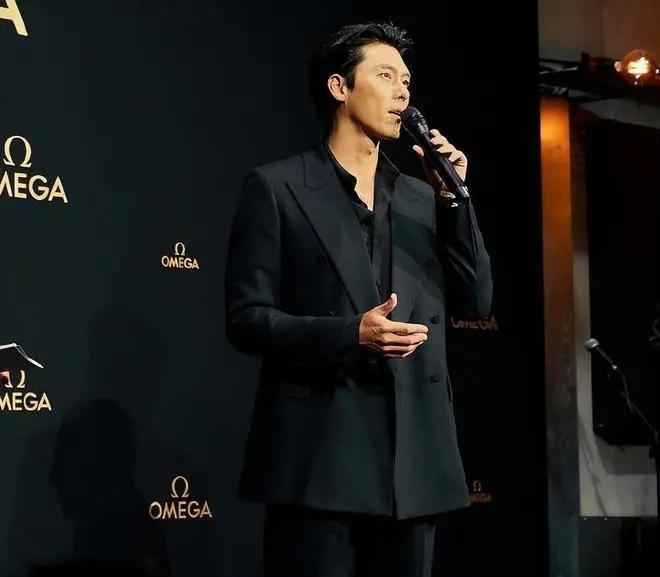 玄彬瑞士出席活动，被众女星抢着一起合影，留背头很帅气