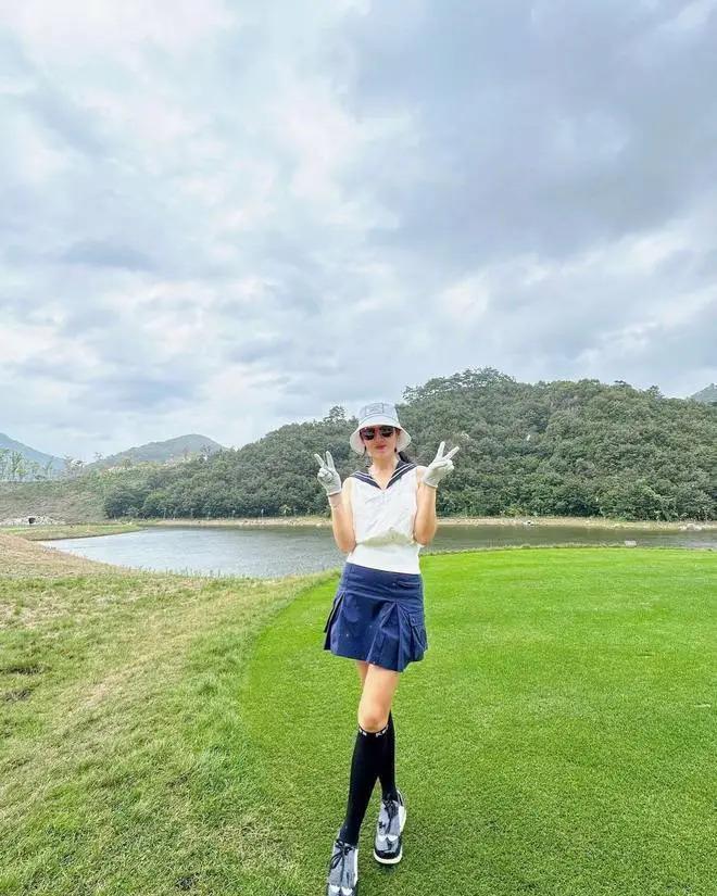 玄彬瑞士出席活动，被众女星抢着一起合影，留背头很帅气