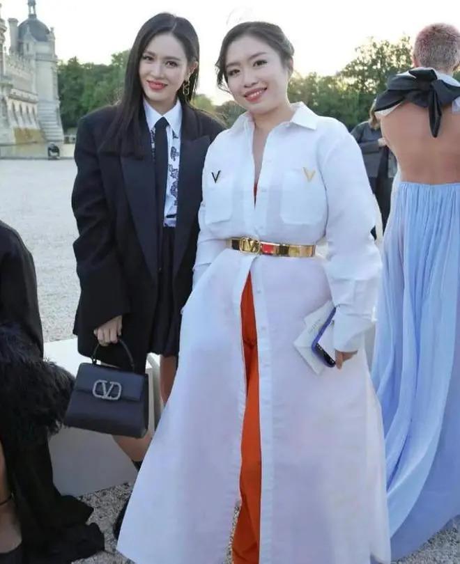 玄彬瑞士出席活动，被众女星抢着一起合影，留背头很帅气