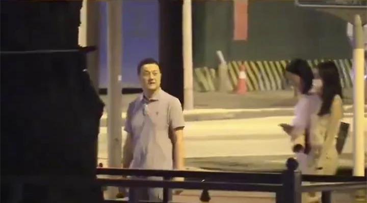 李嫣与继母牵手同行亲如姐妹，谢霆锋苦熬9年仍未获认可