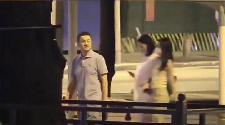 李嫣与继母牵手同行亲如姐妹，谢霆锋苦熬9年仍未获认可