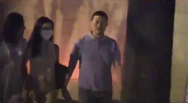 李嫣与继母牵手同行亲如姐妹，谢霆锋苦熬9年仍未获认可