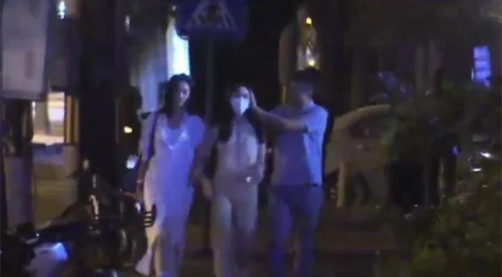 李嫣与继母牵手同行亲如姐妹，谢霆锋苦熬9年仍未获认可