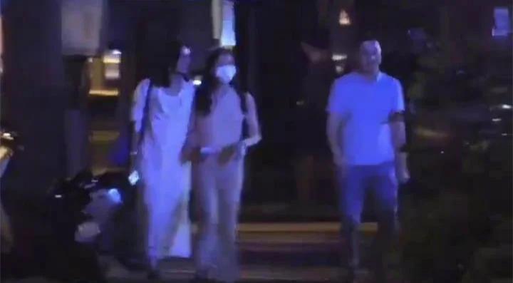 李嫣与继母牵手同行亲如姐妹，谢霆锋苦熬9年仍未获认可