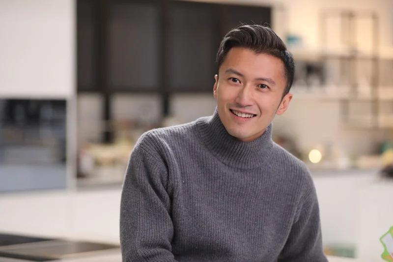 李嫣与继母牵手同行亲如姐妹，谢霆锋苦熬9年仍未获认可