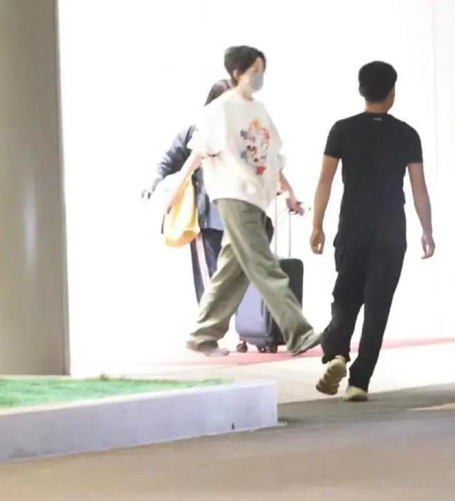 李嫣与继母牵手同行亲如姐妹，谢霆锋苦熬9年仍未获认可