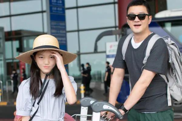 李嫣与继母牵手同行亲如姐妹，谢霆锋苦熬9年仍未获认可