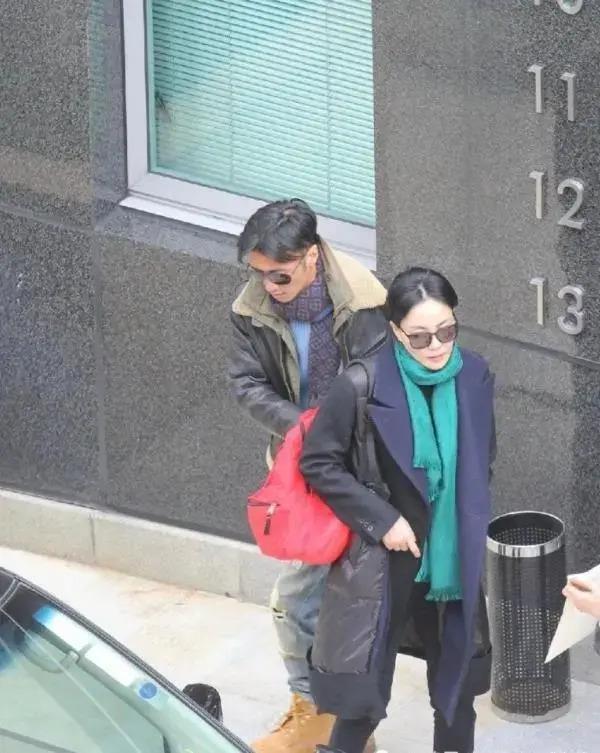 李嫣与继母牵手同行亲如姐妹，谢霆锋苦熬9年仍未获认可