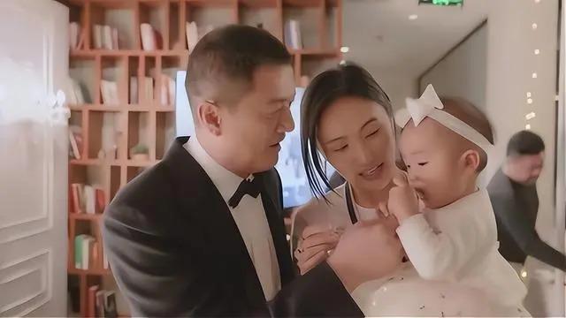 李嫣与继母牵手同行亲如姐妹，谢霆锋苦熬9年仍未获认可