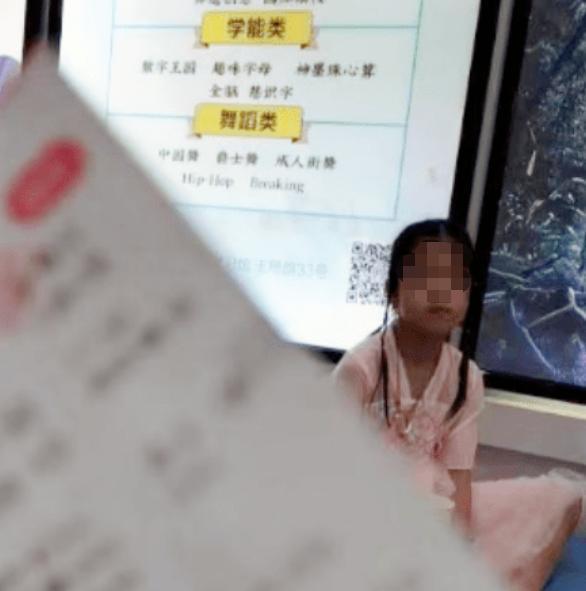 汪峰带一对子女外出！醒醒正脸曝光太像爸，一家五口太幸福