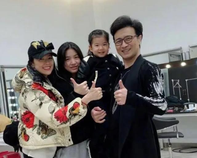 汪峰带一对子女外出！醒醒正脸曝光太像爸，一家五口太幸福