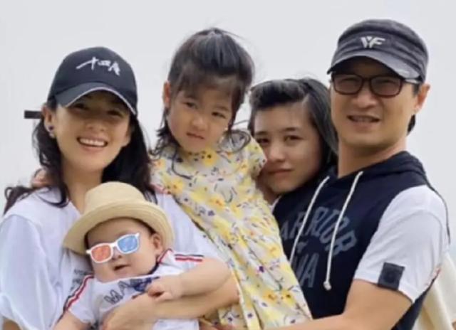 汪峰带一对子女外出！醒醒正脸曝光太像爸，一家五口太幸福