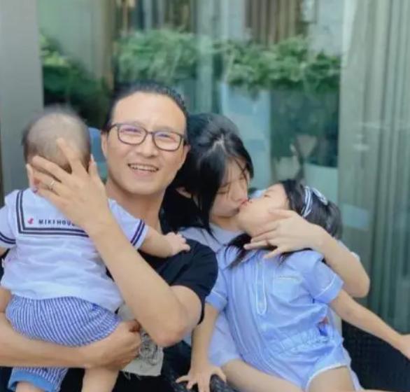 汪峰带一对子女外出！醒醒正脸曝光太像爸，一家五口太幸福