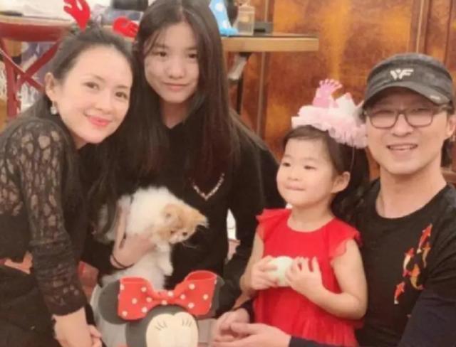 汪峰带一对子女外出！醒醒正脸曝光太像爸，一家五口太幸福