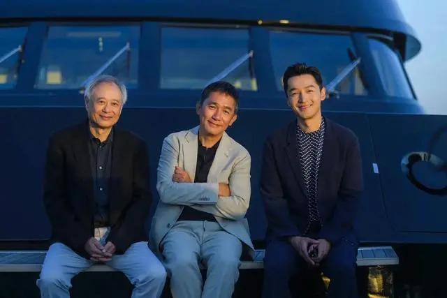 刘嘉玲和舒淇同台亮相，笑容僵硬，成香港版刘晓庆？