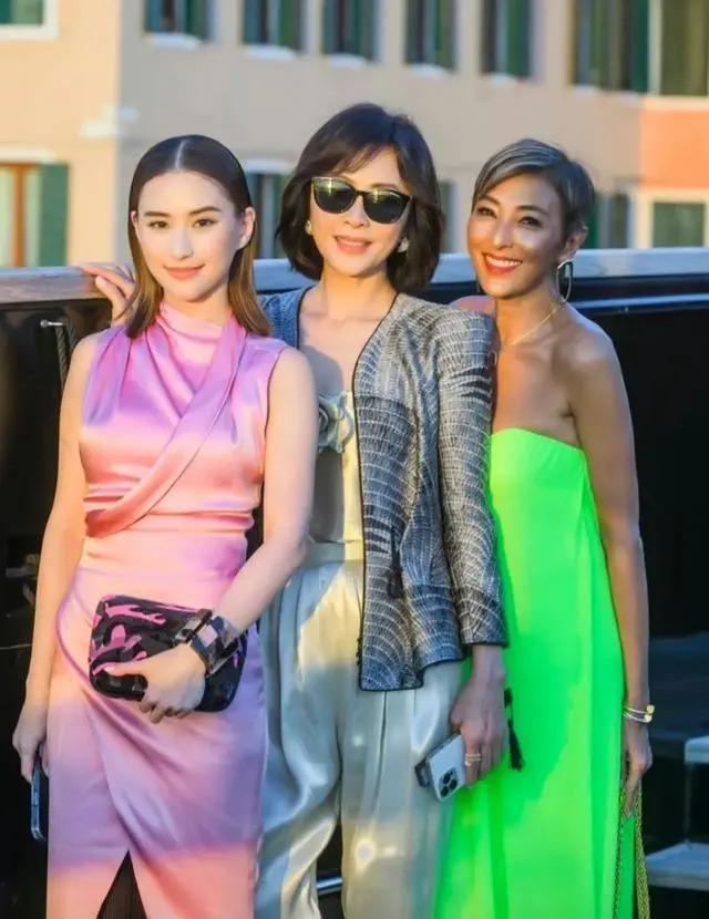 刘嘉玲和舒淇同台亮相，笑容僵硬，成香港版刘晓庆？