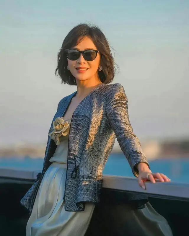 刘嘉玲和舒淇同台亮相，笑容僵硬，成香港版刘晓庆？