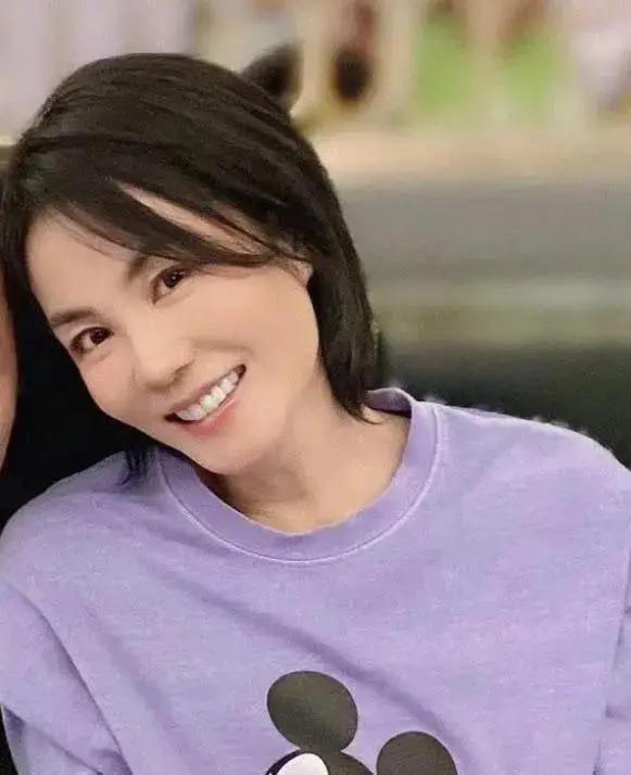 刘嘉玲和舒淇同台亮相，笑容僵硬，成香港版刘晓庆？