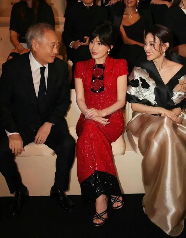 刘嘉玲和舒淇同台亮相，笑容僵硬，成香港版刘晓庆？