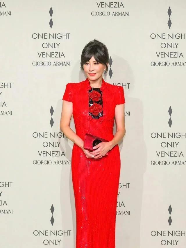 刘嘉玲和舒淇同台亮相，笑容僵硬，成香港版刘晓庆？