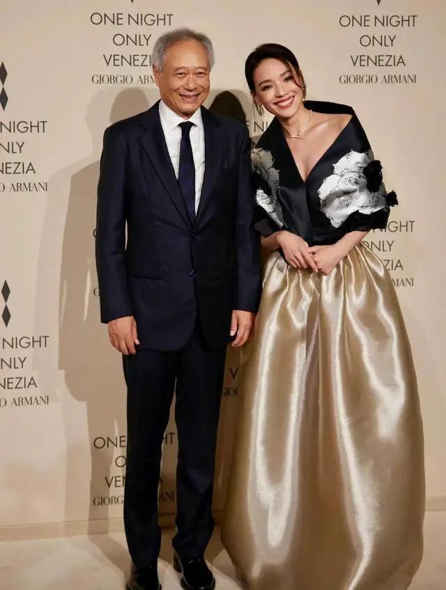 刘嘉玲和舒淇同台亮相，笑容僵硬，成香港版刘晓庆？