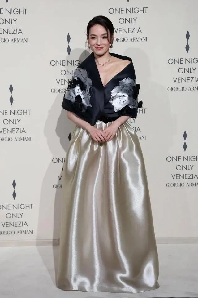 刘嘉玲和舒淇同台亮相，笑容僵硬，成香港版刘晓庆？