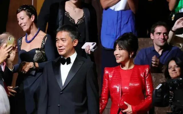 刘嘉玲和舒淇同台亮相，笑容僵硬，成香港版刘晓庆？