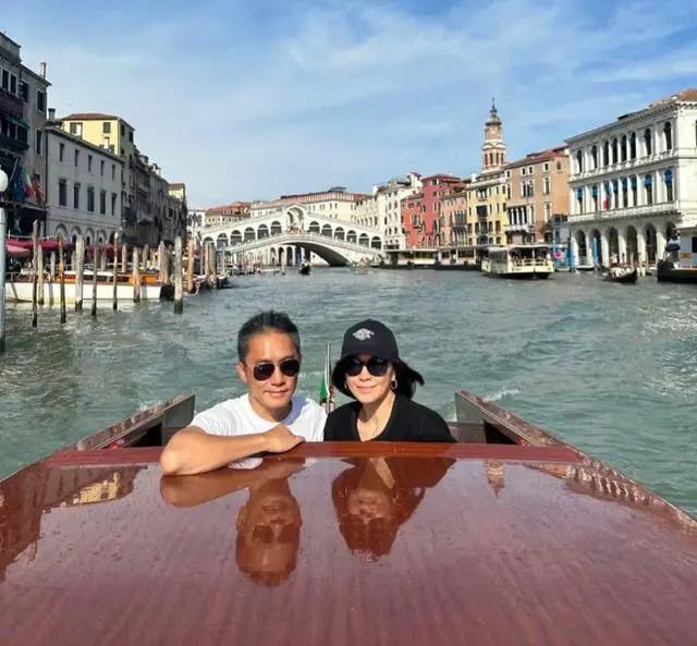 刘嘉玲和舒淇同台亮相，笑容僵硬，成香港版刘晓庆？