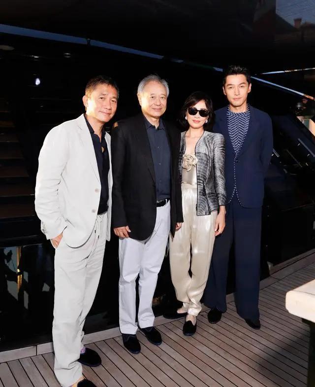 刘嘉玲和舒淇同台亮相，笑容僵硬，成香港版刘晓庆？