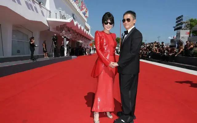 刘嘉玲和舒淇同台亮相，笑容僵硬，成香港版刘晓庆？