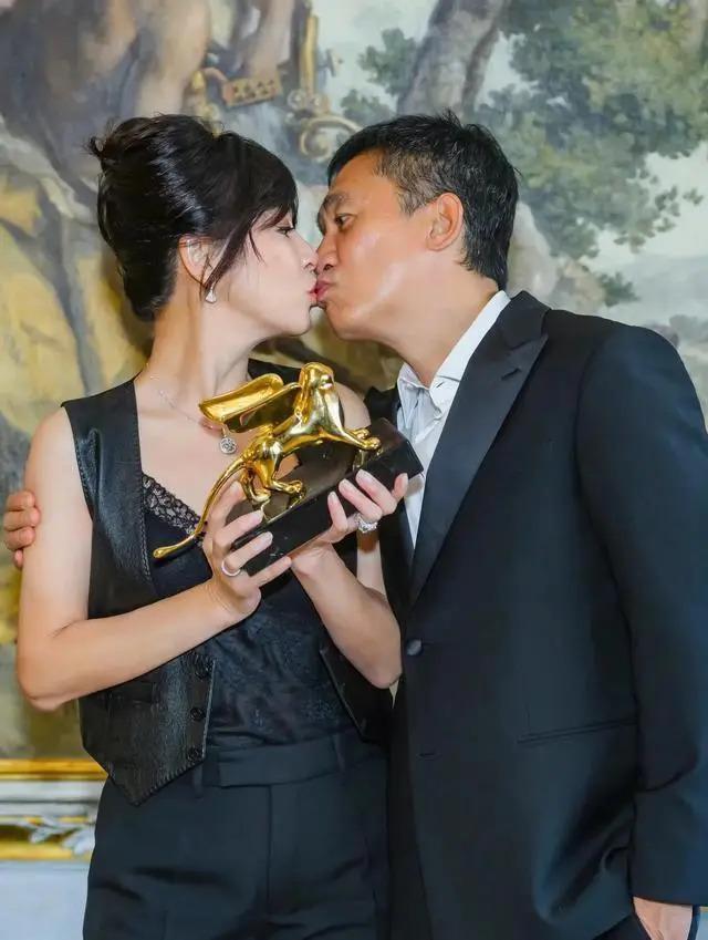 刘嘉玲和舒淇同台亮相，笑容僵硬，成香港版刘晓庆？