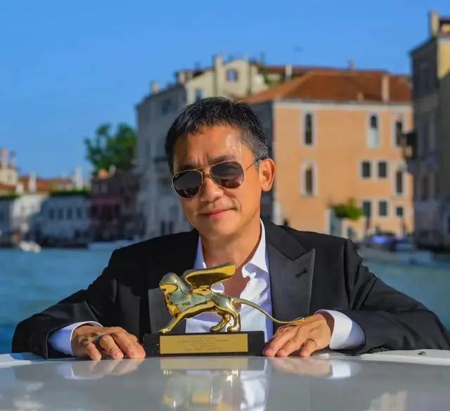 刘嘉玲和舒淇同台亮相，笑容僵硬，成香港版刘晓庆？