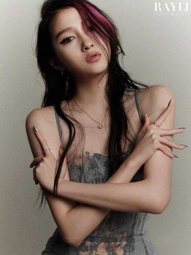 关晓彤山根碎钻妆闪耀灵动 桃红色挑染长发酷飒不羁