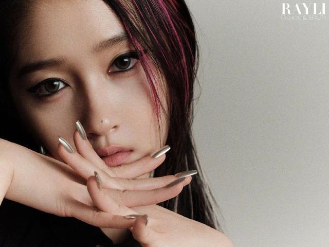 关晓彤山根碎钻妆闪耀灵动 桃红色挑染长发酷飒不羁